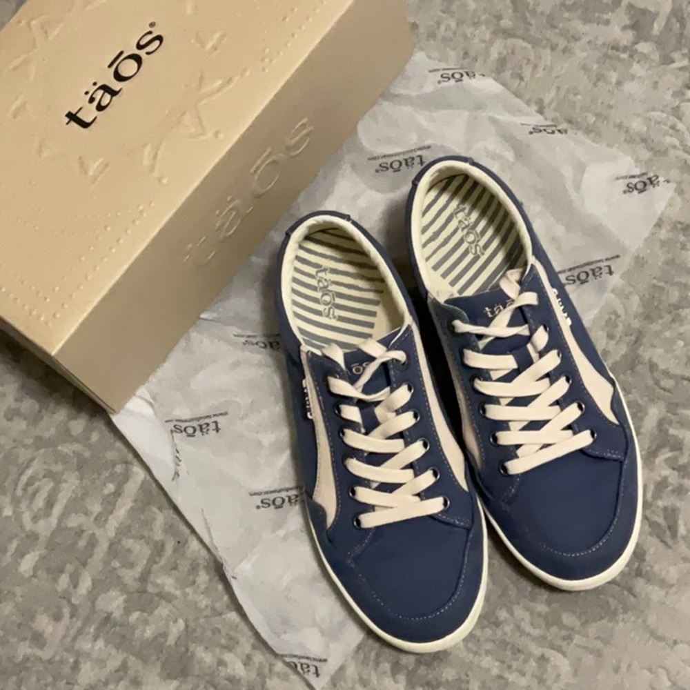 Taos Shooting Star Indigo/ Beige Distressed Sneakers